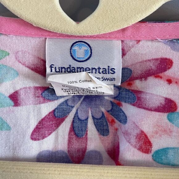 Fundamentals by White Swan Bright Tropical Floral Scrub Top | SZ S - Picture 4 of 9